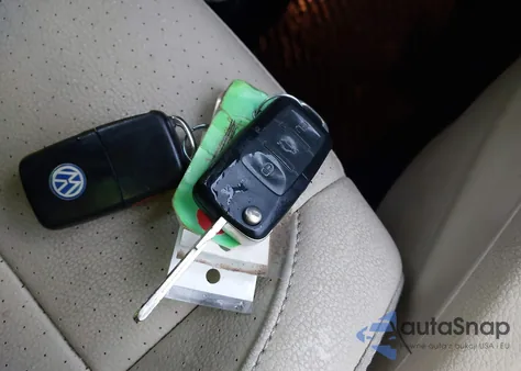 2010 Volkswagen Jetta Limited Edition/Se/Sel from USA, damaged, VIN 3VWRZ7AJ0AM064225